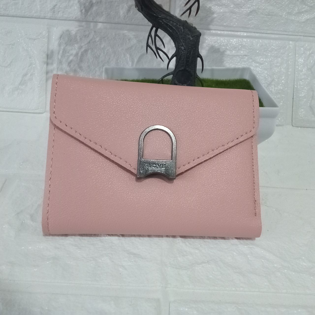 ini adalah Dompet Love 117 Pink Muda, size: 13 cm x 9,5 cm, material: synthetic, color: light pink, brand: dompetviabojonegoro, age_group: all ages, gender: female