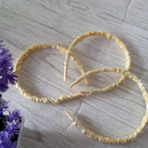 ini adalah Bando Skranci Kuning, size: L, material: pvc, color: yellow, brand: aksesorisbojonegoro, age_group: all ages, gender: female