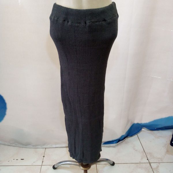 ini adalah Rok Rajut Span Abu Tua, size: Long 87cm, material: wol, color: dark grey, brand: rokrajutspanbojonegoro, age_group: all ages, gender: female