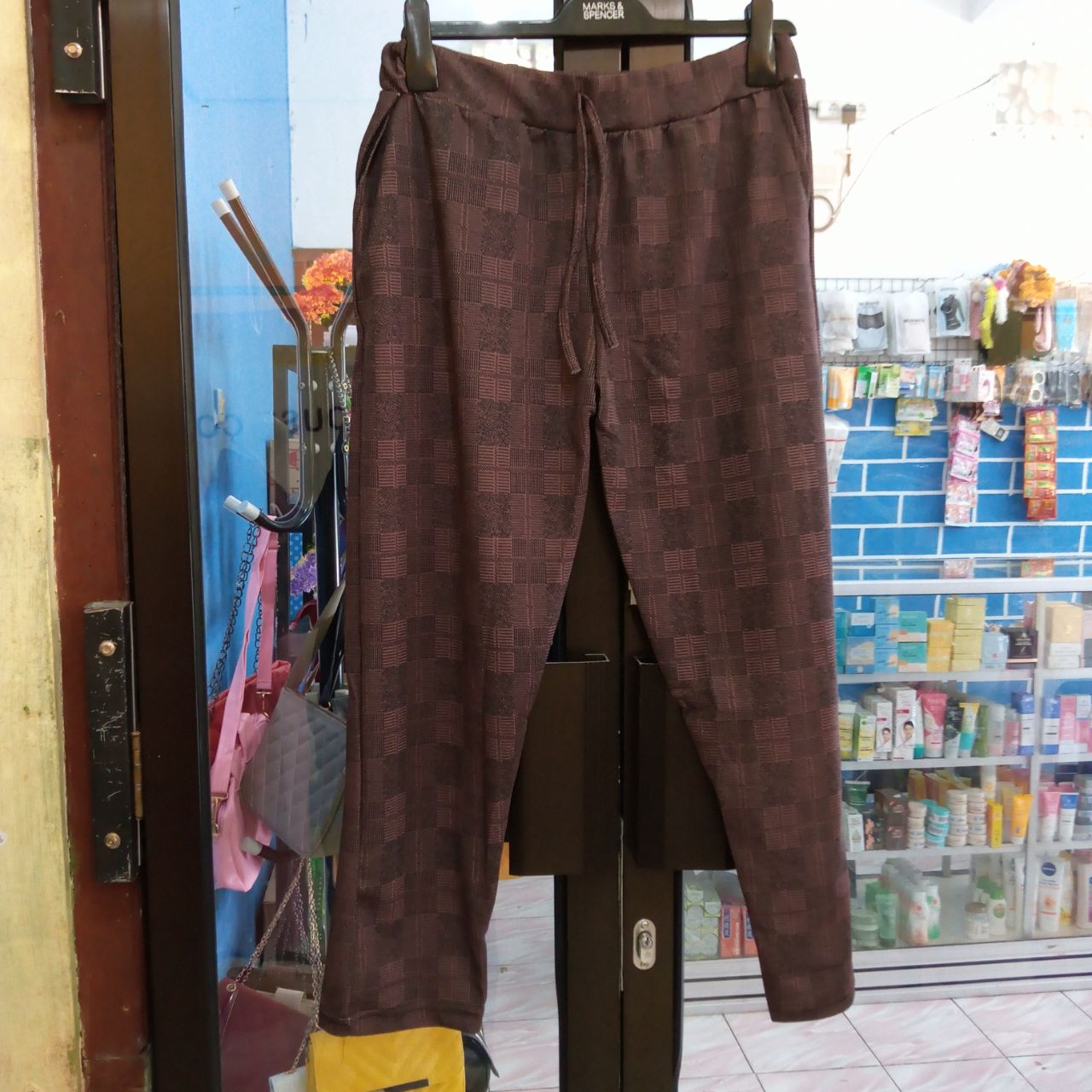 ini adalah Celana Doty Kotak Jumbo Coklat, size: Long 89cm, material: Scuba, color: chocholate, brand: dotykotakbojonegoro, age_group: all ages, gender: female, style: casual, pattern: square