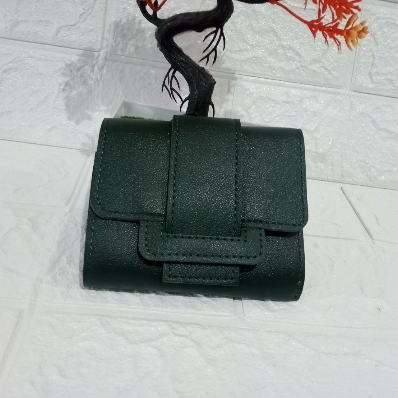 ini adalah Dompet Kotak 6018 Hijau, size: 11 cm x 9.5 cm, material: synthetic, color: green, brand: dompet6018bojonegoro, age_group: all ages, gender: female, style: casual bifold wallet, pattern: plain
