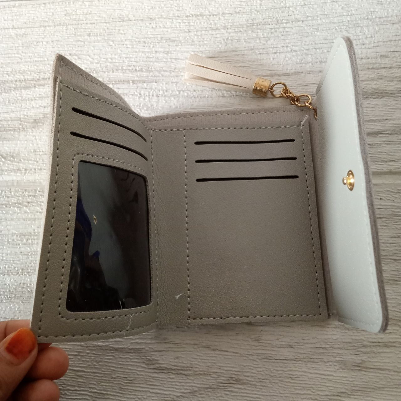 Ini adalah Dompet Mini L100 Abu Muda size: 11 cm x 9 cm, material: sintetis, color: light grey, brand: dompetminibojonegoro, age_group: all ages, style: simply mini wallet, gender: female, pattern: plain mesh leather,