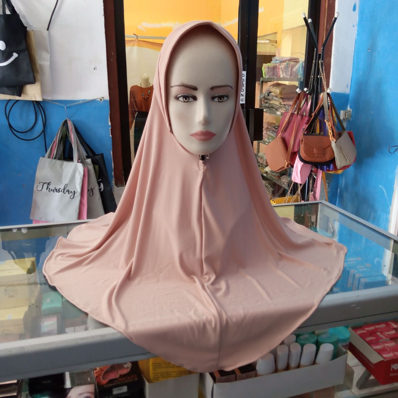 Ini adalah Jilbab Sport Jumbo Coksu size: 69cmx80cm, material: jersey, color: chocholate milk, brand: jilbabsportbojonegoro, age_group: all ages, style: muslimah headwear, sporty muslimah,, gender: female, pattern: plain,