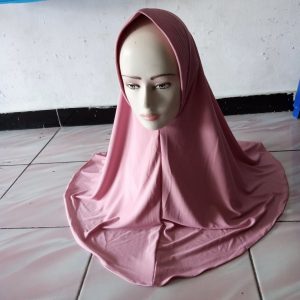 Ini adalah Jilbab Sport Jumbo Dusty size: 69cmx80cm, material: jersey, color: pink, brand: jilbabsportbojonegoro, age_group: all ages, style: muslimah headwear, sporty muslimah,, gender: female, pattern: plain,