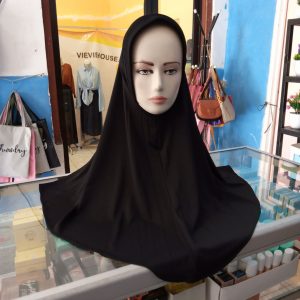 Ini adalah Jilbab Sport Jumbo Hitam size: 69cmx80cm, material: jersey, color: hitam, brand: jilbabsportbojonegoro, age_group: all ages, style: muslimah headwear, sporty muslimah,, gender: female, pattern: plain,