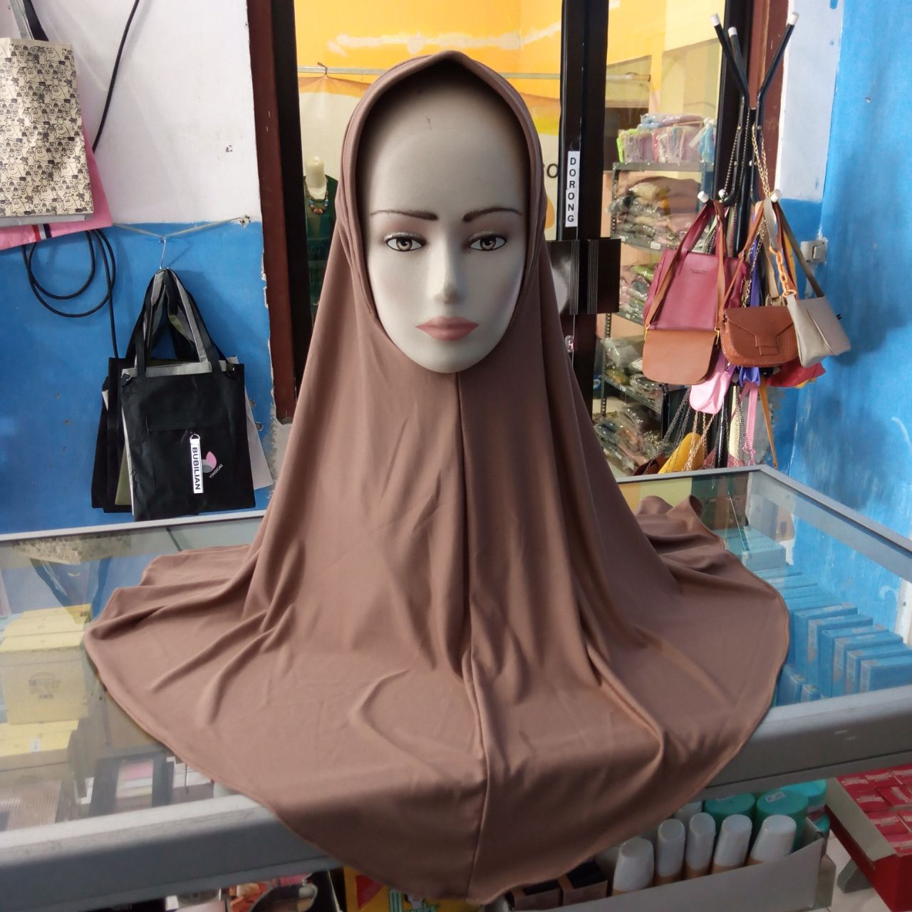 Ini adalah Jilbab Sport Jumbo Milo size: 69cmx80cm, material: jersey, color: chocholate milo, brand: jilbabsportbojonegoro, age_group: all ages, style: muslimah headwear, sporty muslimah,, gender: female, pattern: plain,