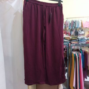 Ini adalah Kulot Tren Marun size: Panjang 90cm, material: wolycrepe, color: maroon, brand: kulottrenbojonegoro, age_group: all ages, style: cool fashion culottes, gender: female, pattern: plain,