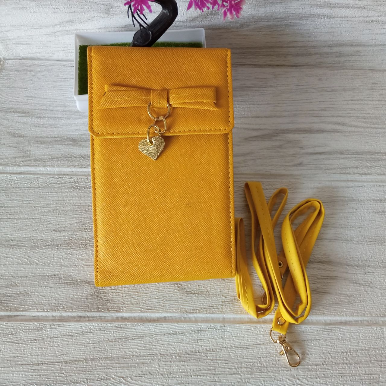 Ini adalah Tasel Ayun Kuning brand: tasayunbojonegoro,