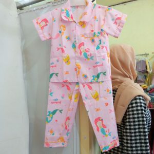Ini adalah Piyama Anak L Karakter size: LD64cmxPB40cmxPC50cm, material: katun polimikro, color: pink, brand: piyamaanakbojonegoro, age_group: kids, style: cutie kids pajamas, gender: unisex, pattern: sea cartoon printing,
