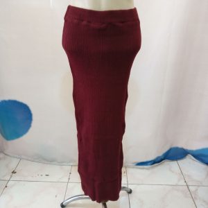 Ini adalah Rok Rajut Span Marun size: Long 87cm, material: wol, color: maroon, brand: rokrajutspanbojonegoro, age_group: all ages, style: multifunctional skirts, gender: female, pattern: plain,