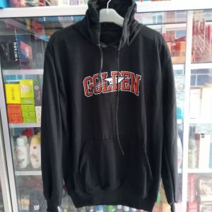 Ini adalah Jaket Golden Hitam size: LD 103cm, material: Fleece, color: black, brand: jaketgoldenbjn, age_group: all ages, style: couple jacket, fashionable jacket, gender: unisex, pattern: plain with sablon,