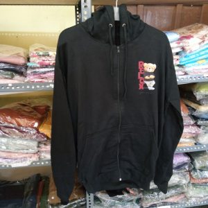 Ini adalah Jaket Relax Hitam size: LD 103cm, material: Fleece, color: black, brand: jaketrelaxbjn, age_group: all ages, style: couple jacket, fashionable jacket, gender: unisex, pattern: plain with sablon,