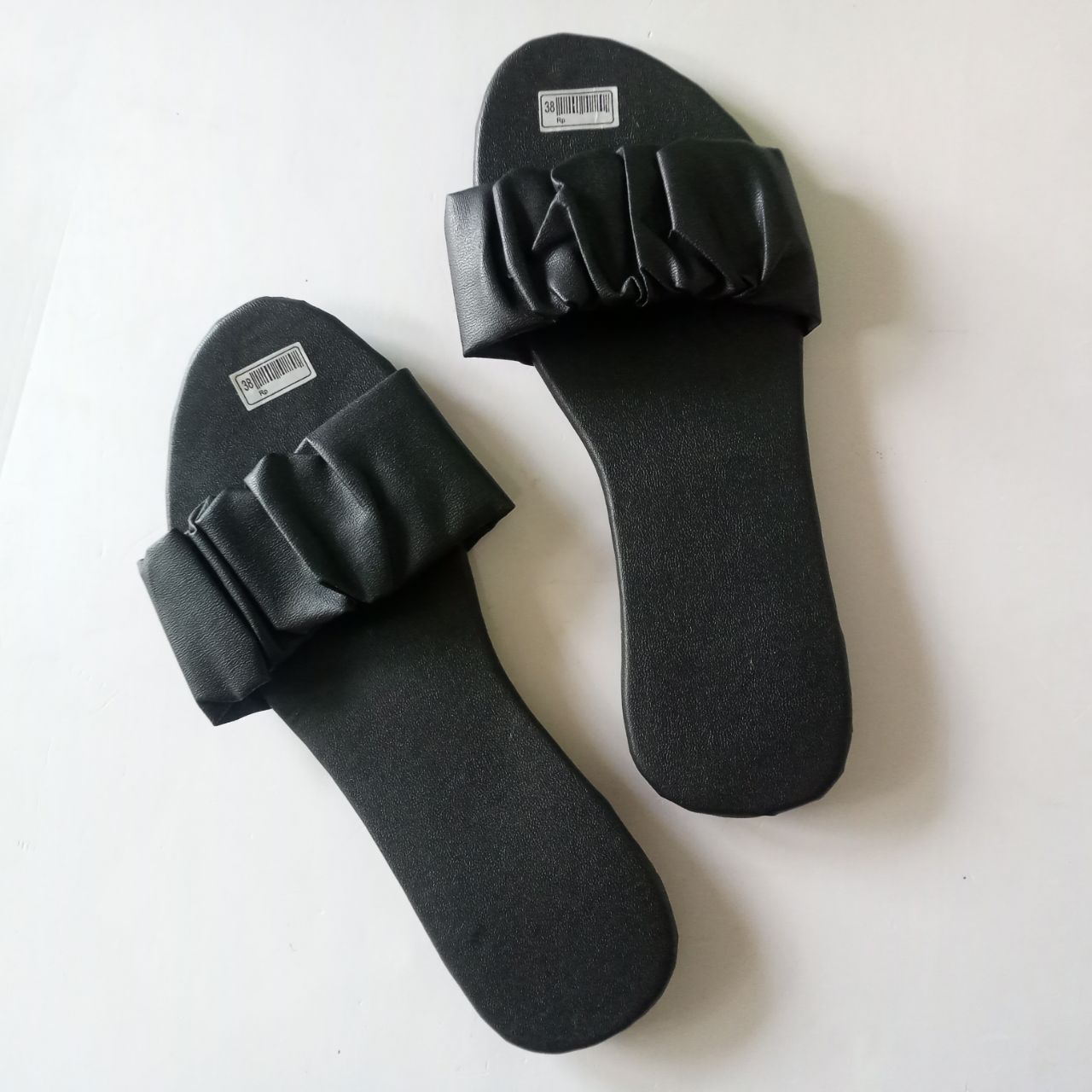 Ini adalah Sandal Serut Uk 38 Hitam size: 38, material: sponge, color: black, brand: sandalserutbojonegoro, age_group: all ages, style: cutie footwear, gender: female, pattern: plain,