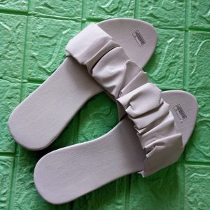 Ini adalah Sandal Serut Uk 38 Putih size: 38, material: sponge, color: white, brand: sandalserutbojonegoro, age_group: all ages, style: cutie footwear, gender: female, pattern: plain,