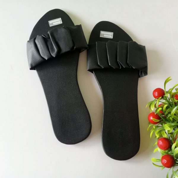 Ini adalah Sandal Serut Uk 40 Hitam size: 40, material: sponge, color: black, brand: sandalserutbojonegoro, age_group: all ages, style: cutie footwear, gender: female, pattern: plain,