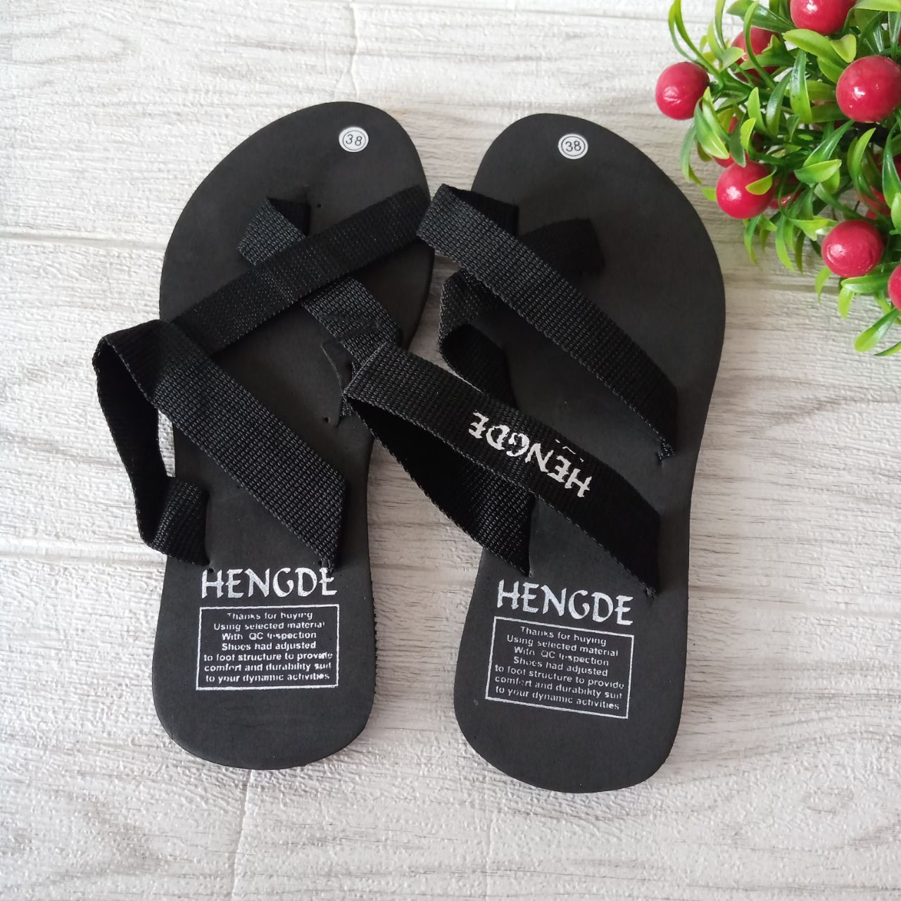 Ini adalah Sandal Spon Uk 38 Hitam size: 38, material: sponge, color: black, brand: sandalsponbjn, age_group: all ages, style: cutie footwear, gender: female, pattern: plain,