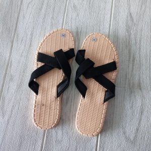 Ini adalah Sandal Sue Uk 38 Hitam size: 38, material: sponge, color: black, brand: sandalsuebojonegoro, age_group: all ages, style: simply footwear, gender: female, pattern: plain,