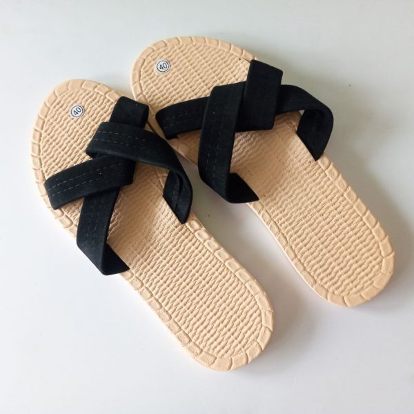 Ini adalah Sandal Sue Uk 39 Hitam size: 39, material: sponge, color: black, brand: sandalsuebojonegoro, age_group: all ages, style: simply footwear, gender: female, pattern: plain,