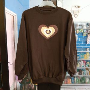 Ini adalah Sweater Love Coklat size: LD 90cm, Panjang 60cm, material: Fleece, color: chocholate, brand: sweaterlovebjn, age_group: all ages, style: couple sweater, gender: unisex, pattern: plain with sablon,