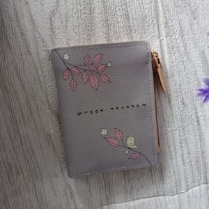 Ini adalah Dompet Preti Abu size: mini, material: sintetis, color: grey, brand: dompetpretibjn, age_group: all ages, style: cool minimalis wallet, gender: female, pattern: printing leaf,