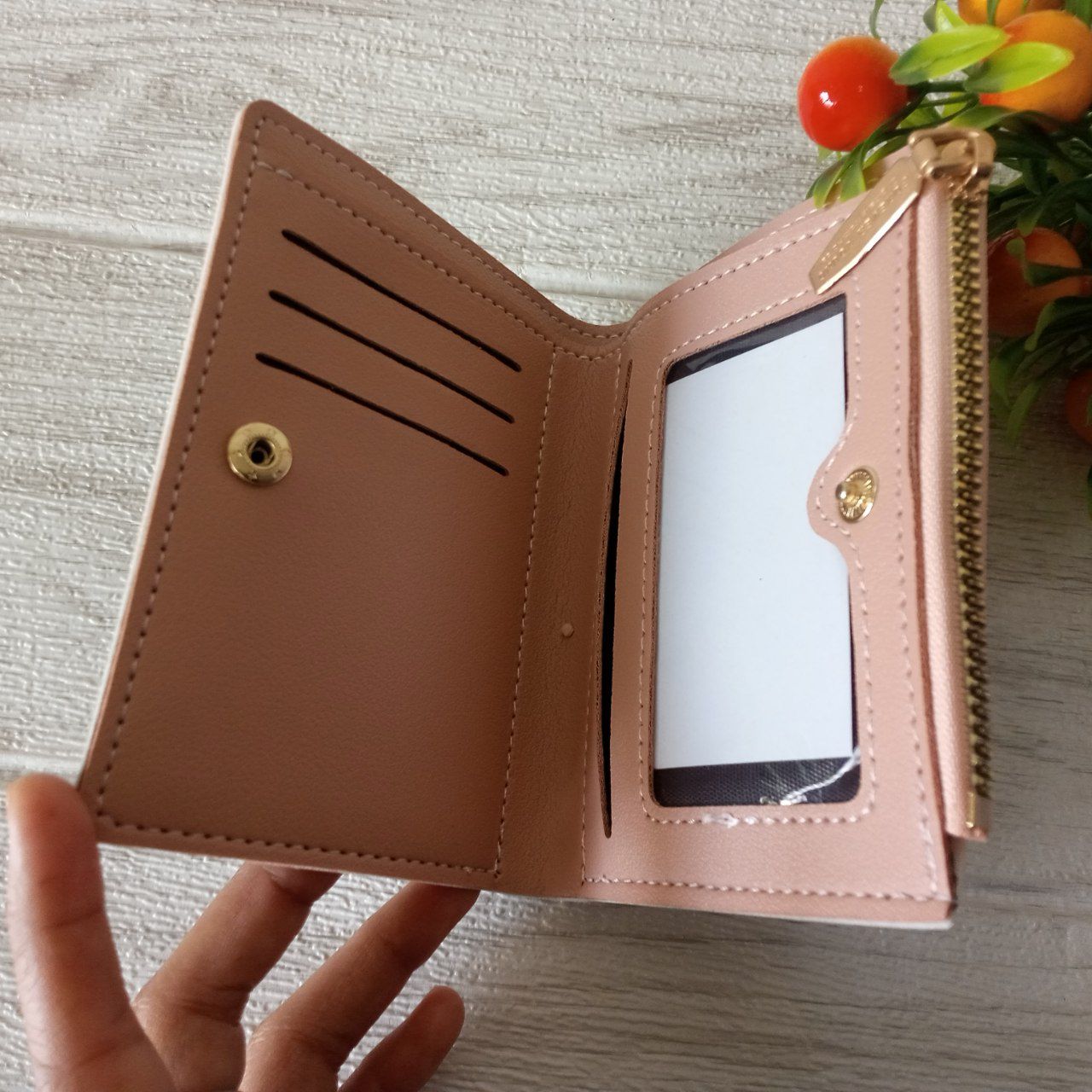 Ini adalah Dompet Preti Hitam size: Mini, material: sintetis, color: black, brand: domeptpretibjn, age_group: all ages, style: cool minimalis wallet, gender: female, pattern: plain with printing leaf,