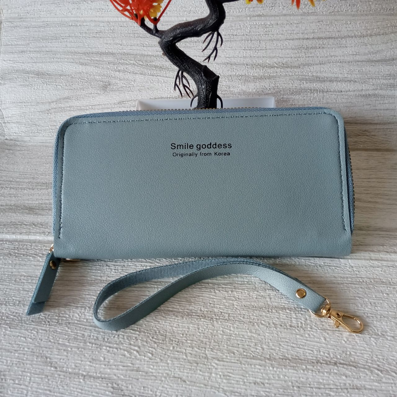 Ini adalah Dompet Zip Biru size: 20cm x 12cm, material: sintetis, color: blue, brand: dompetzipbojonegoro, age_group: all ages, style: couple long wallet, gender: female, pattern: plain,