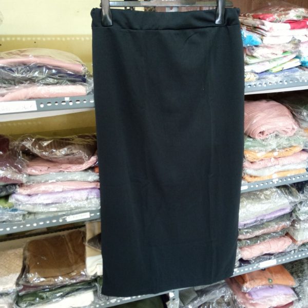 Ini adalah Rok Span Jumbo Hitam size: big size, material: scuba, color: black, brand: rokpanjangbojonegoro, age_group: all ages, style: fashionable long skirts, gender: female, pattern: plain,