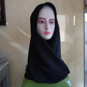 Ini adalah Saudia Rawis Hitam size: 115cmx115cm, material: cotton, color: black, brand: saudiarawisbojonegoro, age_group: all ages, style: headwear saudia hijab, gender: female, pattern: plain,