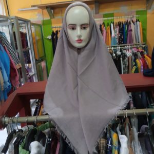 Ini adalah Saudia Rawis Light Grey size: 115cmx115cm, material: cotton, color: light grey, brand: saudiarawisbojonegoro, age_group: all ages, style: headwear saudia hijab, gender: female, pattern: plain,