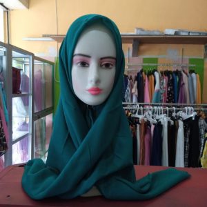 Ini adalah Saudia Rawis Tosca size: 115cmx115cm, material: cotton, color: green tosca, brand: saudiarawisbojonegoro, age_group: all ages, style: headwear saudia hijab, gender: female, pattern: plain,