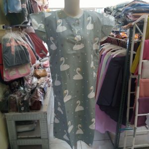 Ini adalah Daster Kajep Angsa Abu size: P95cmxLD104cm, material: cotton, color: grey, brand: dasterkajepbojonegoro, age_group: all ages, style: casual daster, gender: female, pattern: printing cartoon swan,