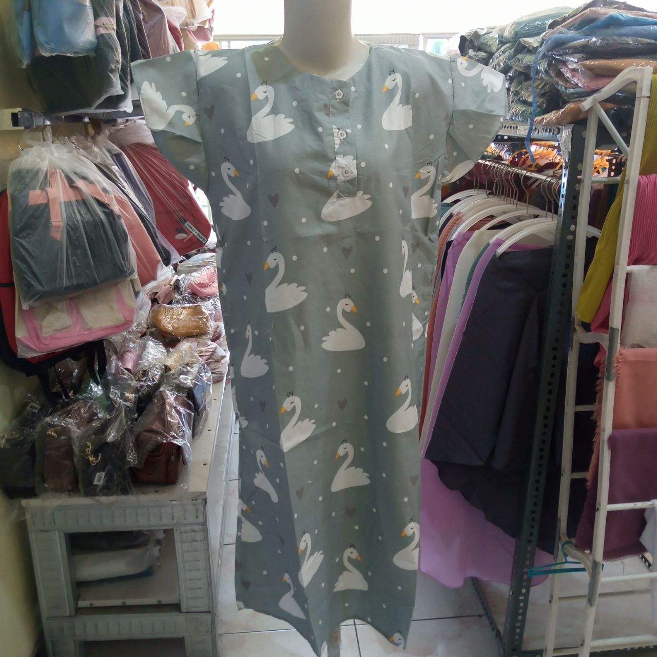Ini adalah Daster Kajep Angsa Abu size: P95cmxLD104cm, material: cotton, color: grey, brand: dasterkajepbojonegoro, age_group: all ages, style: casual daster, gender: female, pattern: printing cartoon swan,