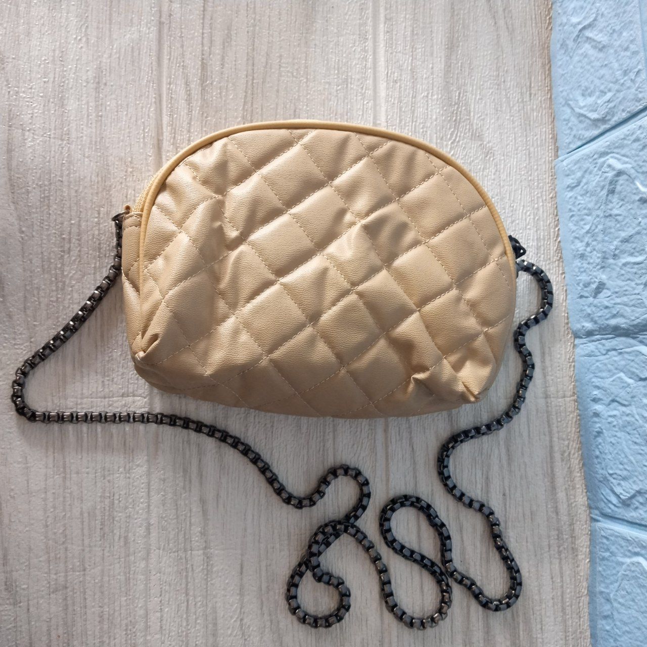 Ini adalah Tas Bakpao Mocca size: 20 cm x 12 cm, material: synthetic, color: mocca, brand: tasbakpaobojonegoro, age_group: all ages, style: fashionable shoulder bag, gender: female, pattern: plain stones,