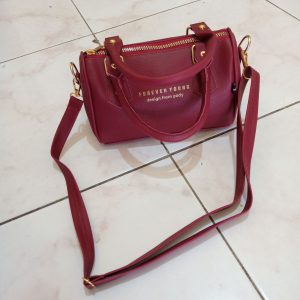 Ini adalah Tas Lois Marun size: panjang 21cm x tinggi13 cm x lebar11 cm, material: synthetic, color: maroon, brand: tasbahuloisbojonegoro, age_group: all ages, style: fashionable shoulder bag, gender: female, pattern: plain,