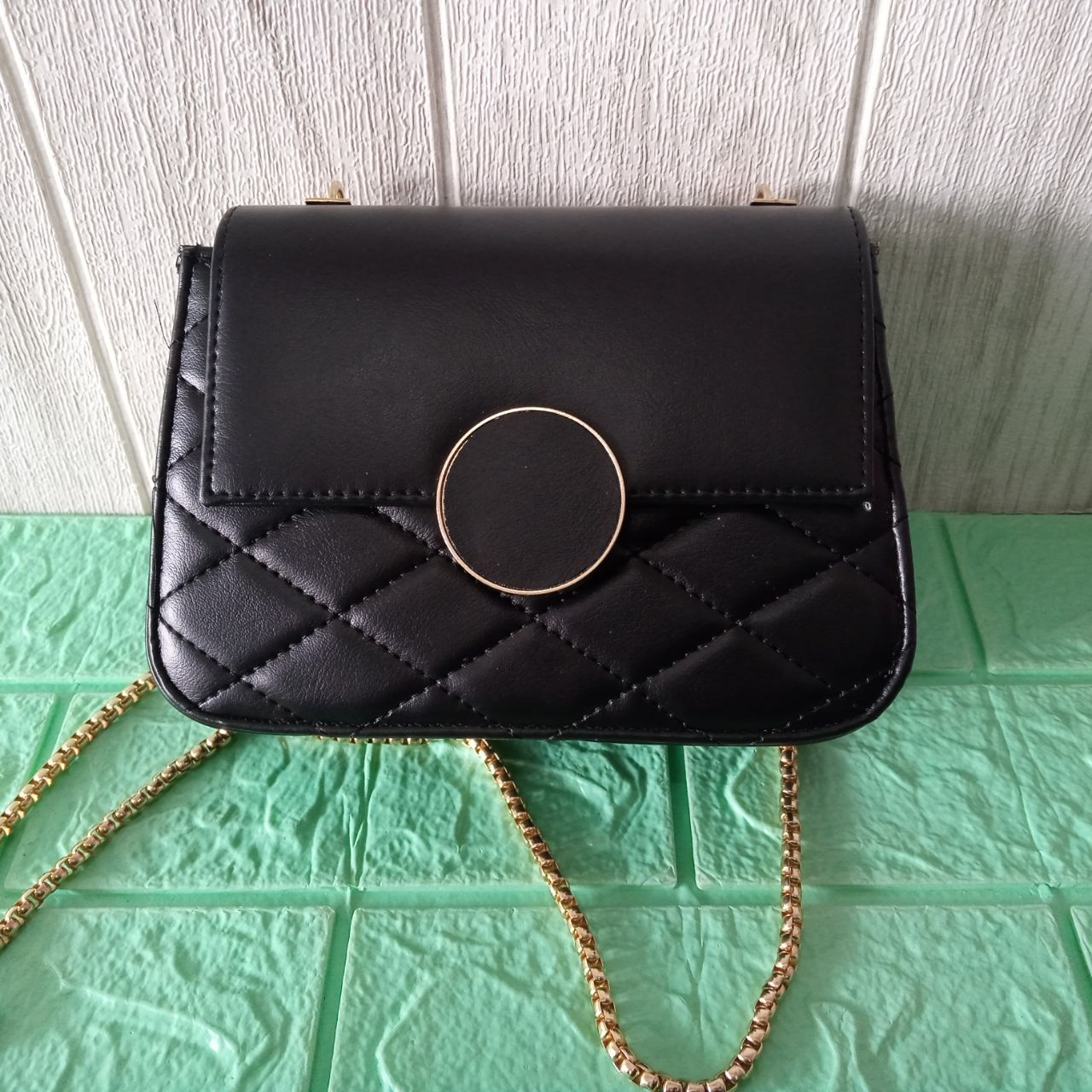 Ini adalah Tas Mavin Hitam size: medium, material: synthetic, color: black, brand: tasmavinbojonegoro, age_group: all ages, style: fashionable shoulder bag, gender: female, pattern: plain with sewing like stone,