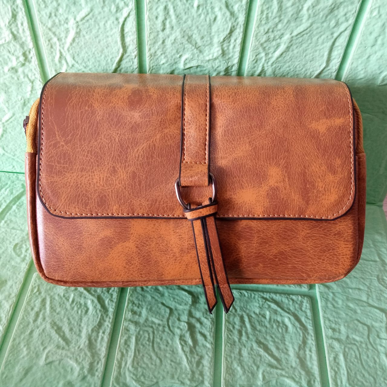 Ini adalah Tas Nirva Cokmud size: medium, material: synthetic, color: light chocholate, brand: tasnirvabojonegoro, age_group: all ages, style: tas selempang fashionable, gender: female, pattern: plain,