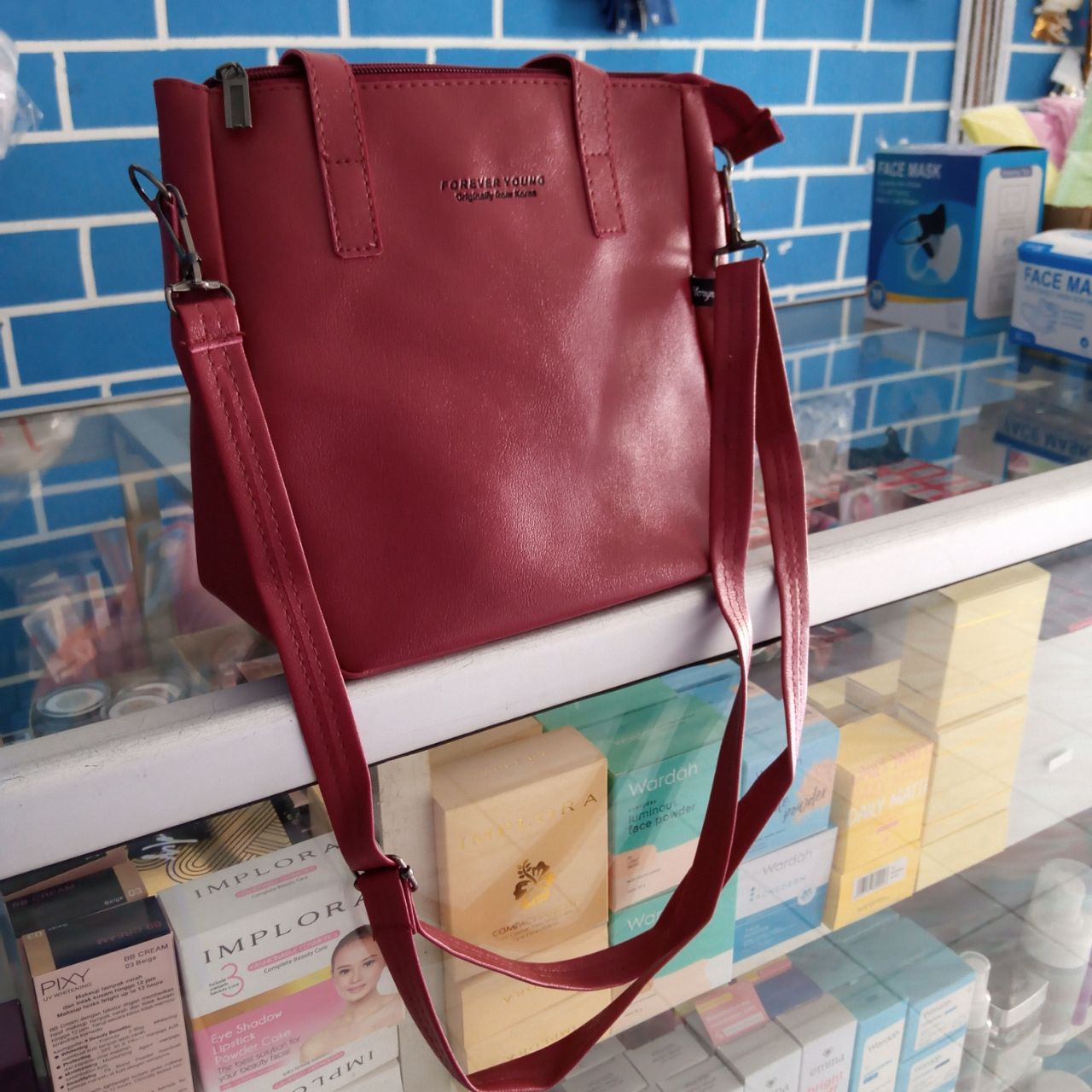 Ini adalah Tas Rawe Marun size: 21cmx8cmx21cm, material: synthetic, color: maroon, brand: tasrawebojonegoro, age_group: all ages, style: fashionable shoulderbag, gender: female, pattern: plain,