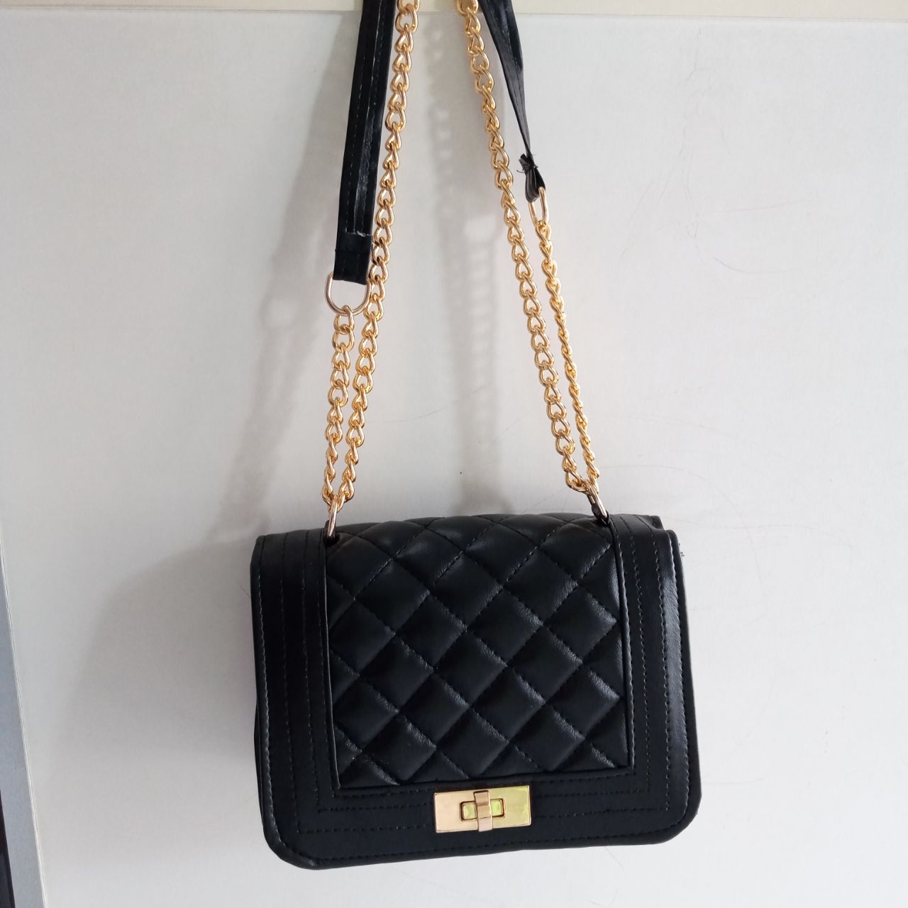 Ini adalah Tas Sally Hitam size: 21cmx13 cm, material: synthetic, color: black, brand: tassallybojonegoro, age_group: all ages, style: tas slempang fashionable, gender: female, pattern: plain,