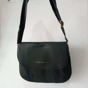 Ini adalah Tas Vhi Hitam size: 21cm x 15cm, material: Sintetis, color: Hitam, brand: tasvhibojonegoro, age_group: all ages, style: tas selempang simple, gender: female, pattern: plain,