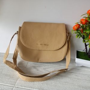 Ini adalah Tas Vhi Mocca size: 21cm x 15cm, material: Sintetis, color: mocca, brand: tasvhibojonegoro, age_group: all ages, style: simply shoulder bag, gender: female, pattern: plain,