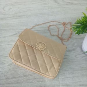 Ini adalah Tas Vian Cream size: 18cm x 15cm, material: synthetic, color: cream, brand: tasvianbojonegoro, age_group: all ages, style: tas selempang fashionable, gender: female, pattern: plain like stones,