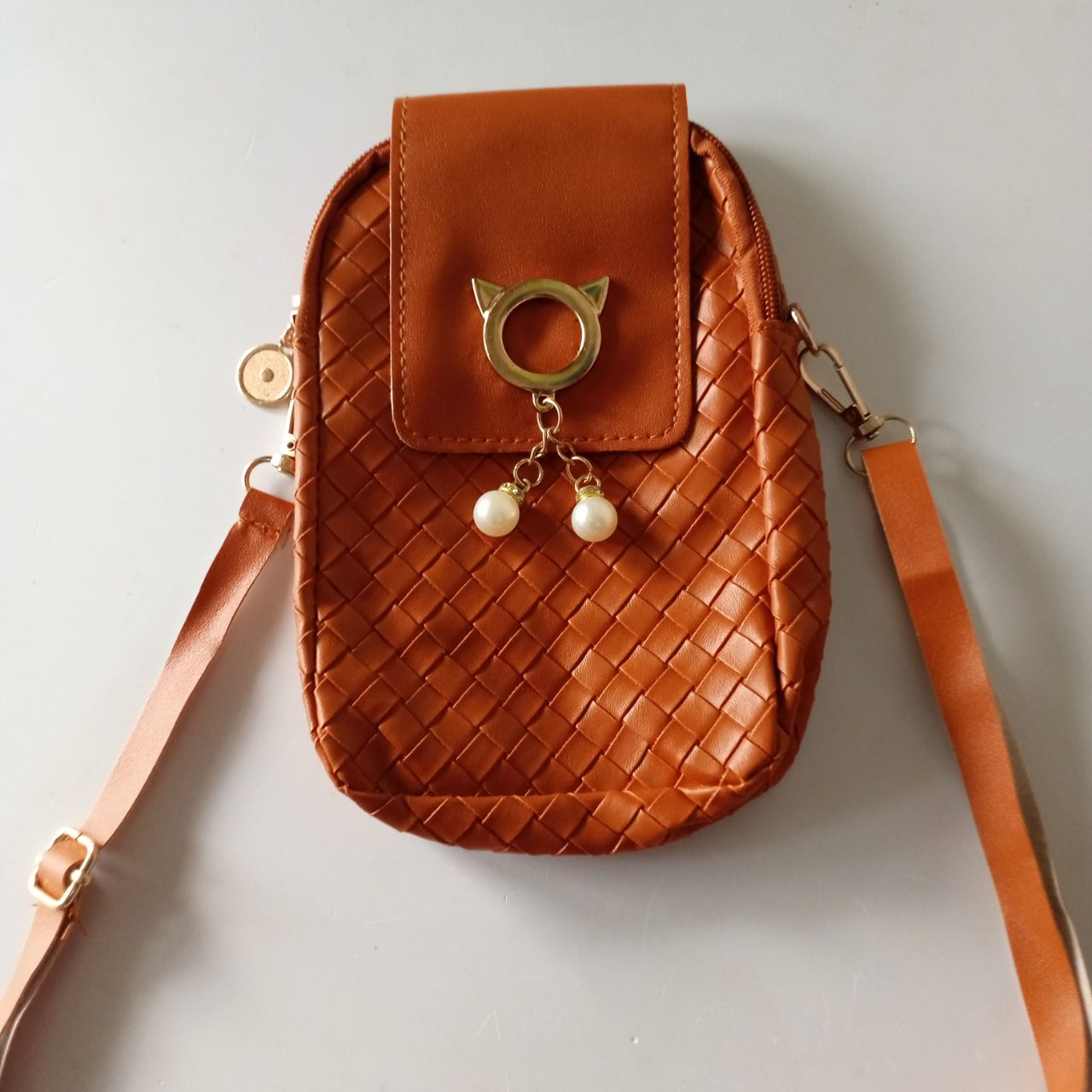 Ini adalah Tasel Anyam Coklat size: 17cm x 20cm, material: synthetic, color: chocholate, brand: tasanyambojonegoro, age_group: all ages, style: tas selempang simple, gender: female, pattern: plain like stone,