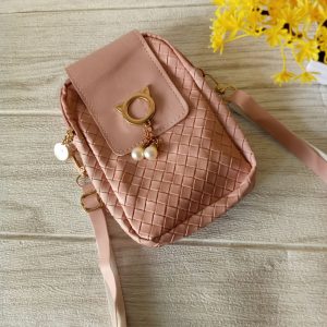 Ini adalah Tasel Anyam Pink size: 17cmx20cm, material: synthetic, color: pink, brand: tasanyambojonegoro, age_group: all ages, style: simply shoulder bag, gender: female, pattern: sewing stones,