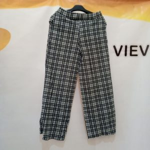 Ini adalah Kulot Doty Kotak Putih size: Panjang 90cm, material: scuba, color: white, brand: kulotdotybjn, age_group: all ages, style: fashionable casual pants, gender: female, pattern: printing square,