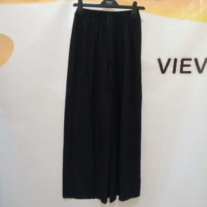 Ini adalah Kulot Plisket Tali Lidi Hitam size: 98 cm, material: jersey, color: black, brand: plisketlidibojonegoro, age_group: all ages, style: cool fashion culottes, gender: female, pattern: strip plisket,