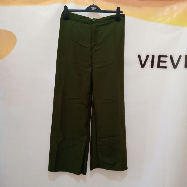 Ini adalah Kulot Yura Army size: Panjang 90cm, material: cotton, color: green army, brand: yuracullotbojonegoro, age_group: all ages, style: cool fashion culottes, gender: female, pattern: plain,