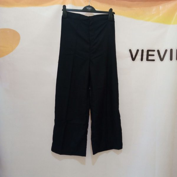 Ini adalah Kulot Yura Hitam size: Panjang 90cm, material: cotton, color: black, brand: yuracullotbojonegoro, age_group: all ages, style: cool fashion culottes, gender: female, pattern: plain,