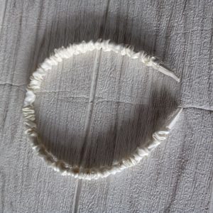 Ini adalah Bando Skranci Putih size: L, material: pvc, color: white, brand: bandoskrancibojonegoro, age_group: adult, style: fashionable bandana, gender: female, pattern: skranci,