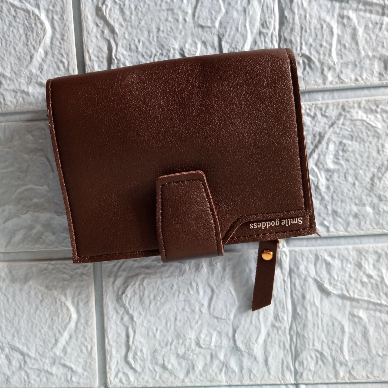 Ini adalah Dompet D26 Coklat Tua size: 13x9, material: synthetic leather, color: dark chocholate, brand: dompetd26bojonegoro, age_group: adult, style: fashionable wallet minimalis, gender: female, pattern: leather d26,