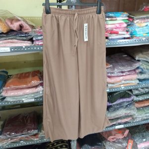 Ini adalah Kulot Tren Mocca size: XL, material: wolycrepe, color: mocca, brand: kulottrenbojonegoro, age_group: all ages, style: casual long cullotes, gender: female, pattern: plain,